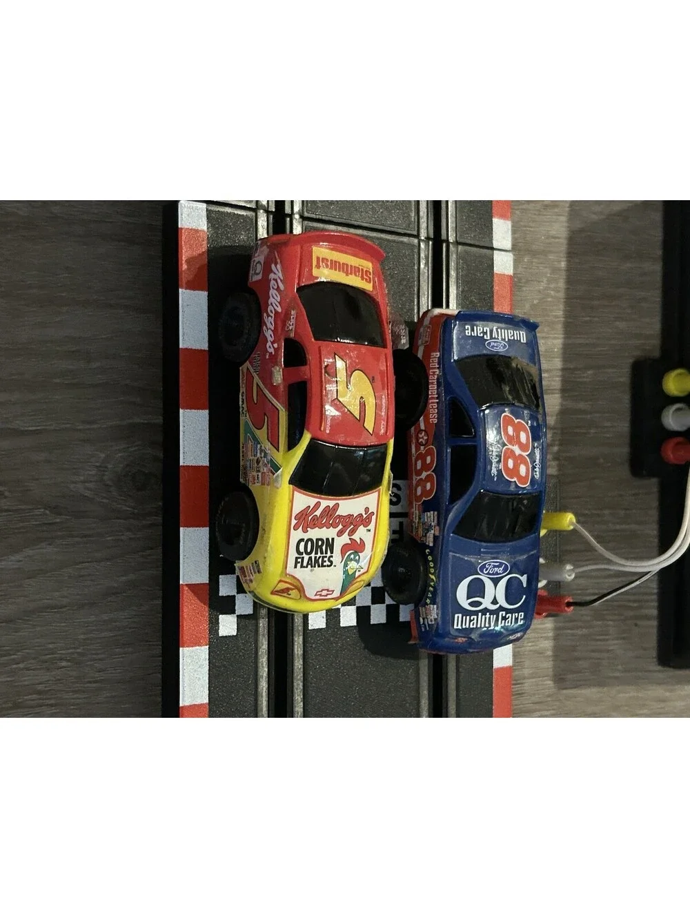 NASCAR High-Banked Tri-Oval Slot Car Track Set 2 Cars Controllers Tested